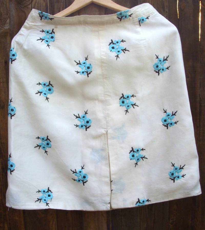 Kleidiger Vintage Knielanger Rock, Creme Bestickte Seide Mit Hellblauen Und Schwarzen Blumen, Circa 1970-80Er Jahre, Party Oder Hochzeit von BoxV