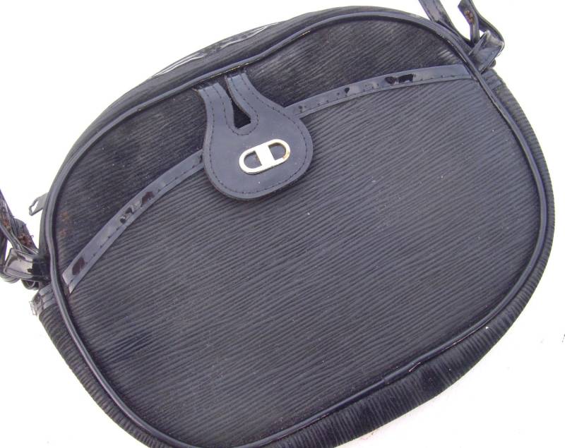 Ungewöhnliche Vintage Schwarze Umhängetasche, Klein-Mittelgroß, Lange Riemen in Patentoptik, Circa 1960Er Jahre Ungewöhnliche Vintage Schwarze Umhängetasche, Klein-Mittelgroß, Lange Riemen in Patentoptik, Circa 1960Er Jahre von BoxV