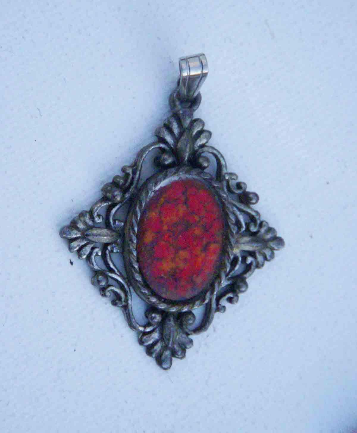 Vintage Anhänger Mit Rotem Cabuchon, Rautenförmig, Metallfassung, Circa 1970Er Jahre | Ohne Kette. Ein Schönes Muttertagsgeschenk Vintage Anhänger Mit Rotem Cabuchon, Rautenförmig, Metallfassung, Circa 1970Er Jahre | Ohne Kette. Ein Schönes Muttertagsgeschenk von BoxV