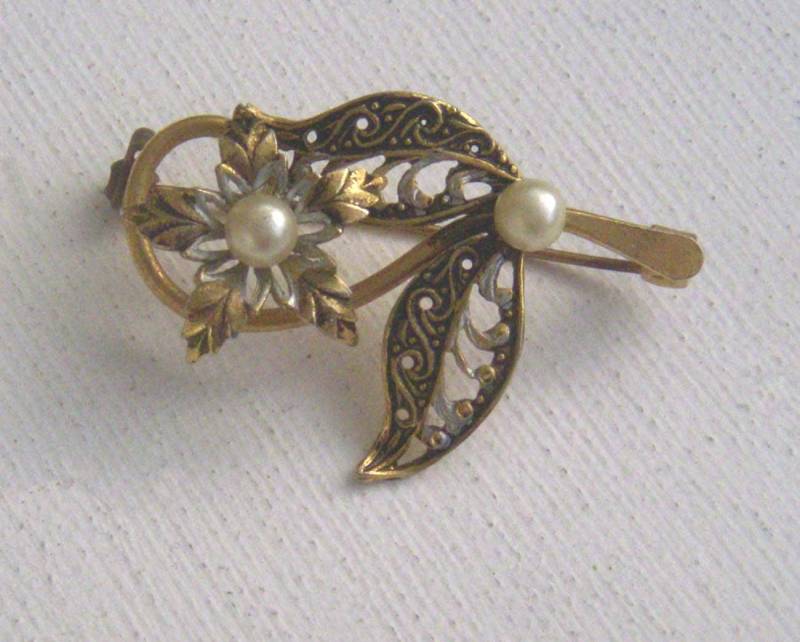 Vintage Blumenbrosche - Gold- Und Silberfarbenes Metall Mit Künstlichen Perlen, Etwa 1960Er-70Er Jahre von BoxV