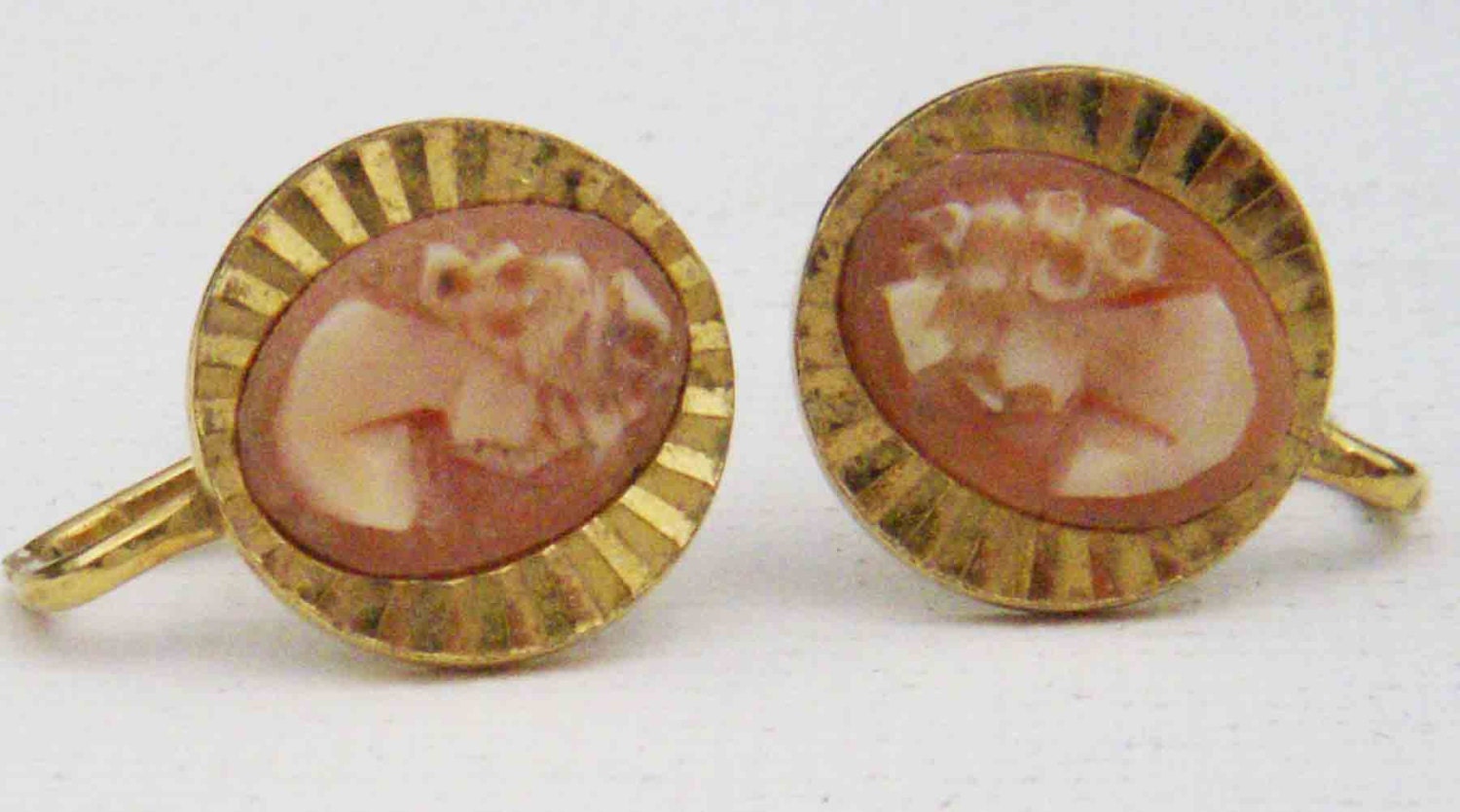 Vintage Kamee Ohrringe, Schöne Auf Goldfarbenen Metall, Schraubohrringe, Ca. 1980Er Jahre Vintage Kamee Ohrringe, Schöne Auf Goldfarbenen Metall, Schraubohrringe, Ca. 1980Er Jahre von BoxV