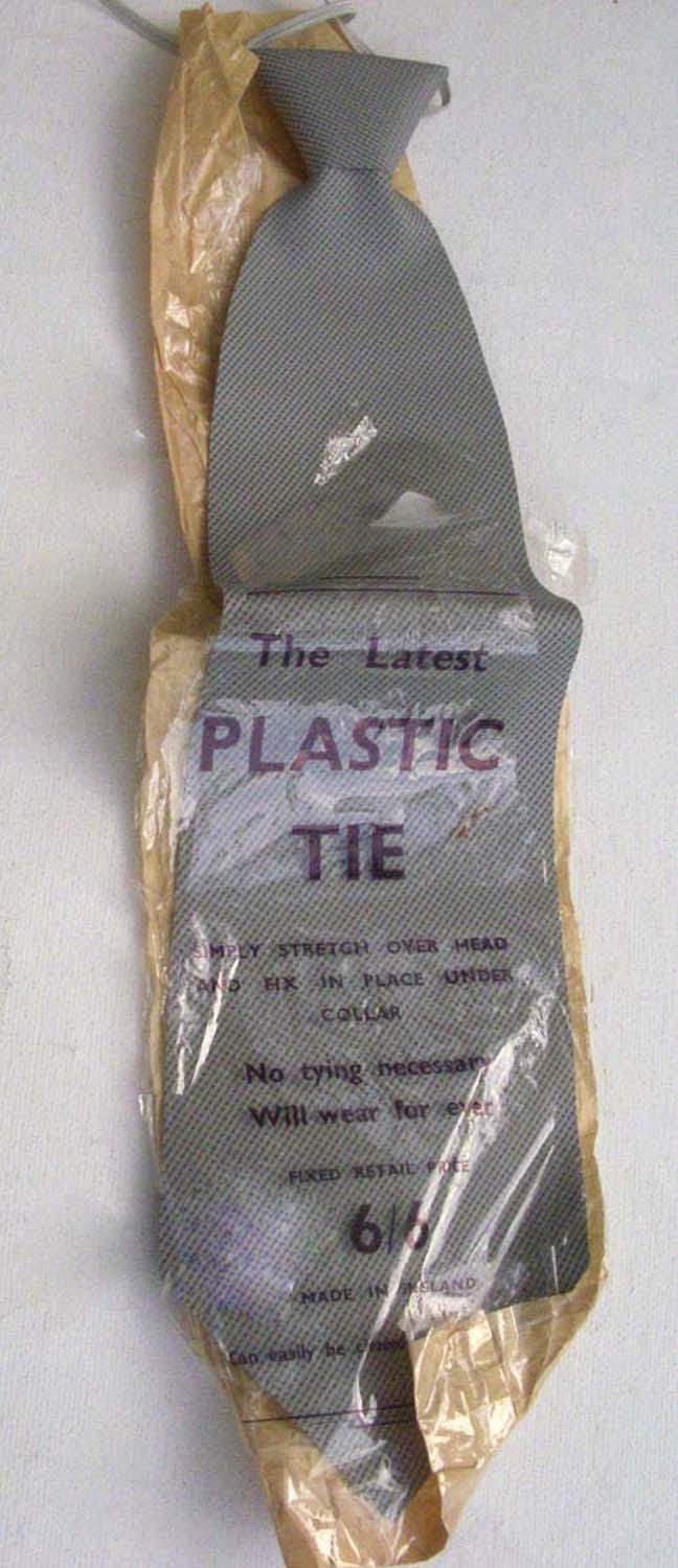 Vintage Kostüm Krawatte, Schrullige Plastikkrawatte in Original Verpackung, Circa 1950Er-60Er Jahre, Büroparty, Kostüm Geschenk Zum Vatertag Vintage Kostüm Krawatte, Schrullige Plastikkrawatte in Original Verpackung, Circa 1950Er-60Er Jahre, Büroparty, Kostüm Geschenk Zum Vatertag von BoxV