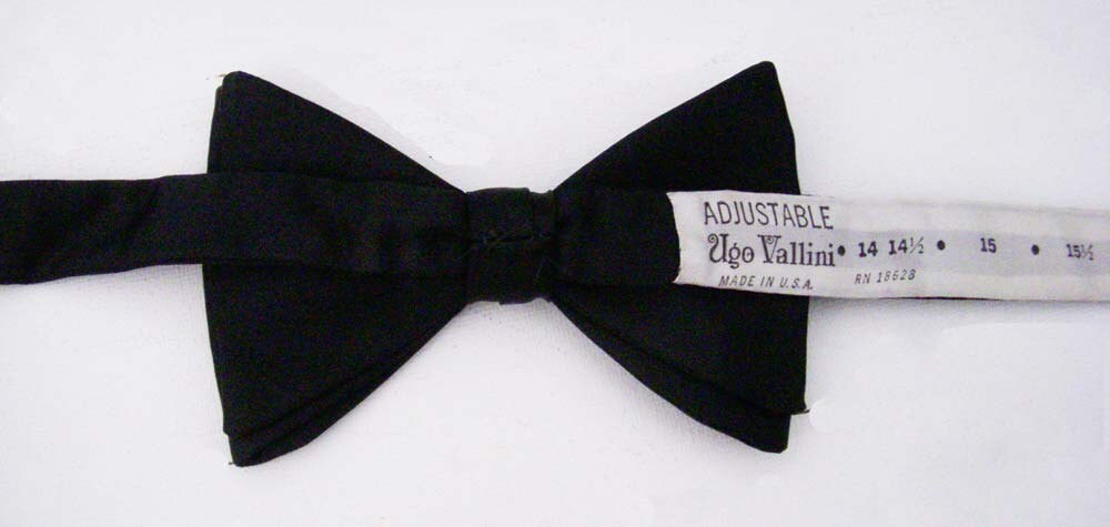 Vintage Schwarze Fliege, Ugo Vallini, Circa 1980Er-90Er, Verstellbar, Herrenaccessoire Im Satin-Look Vintage Schwarze Fliege, Ugo Vallini, Circa 1980Er-90Er, Verstellbar, Herrenaccessoire Im Satin-Look von BoxV