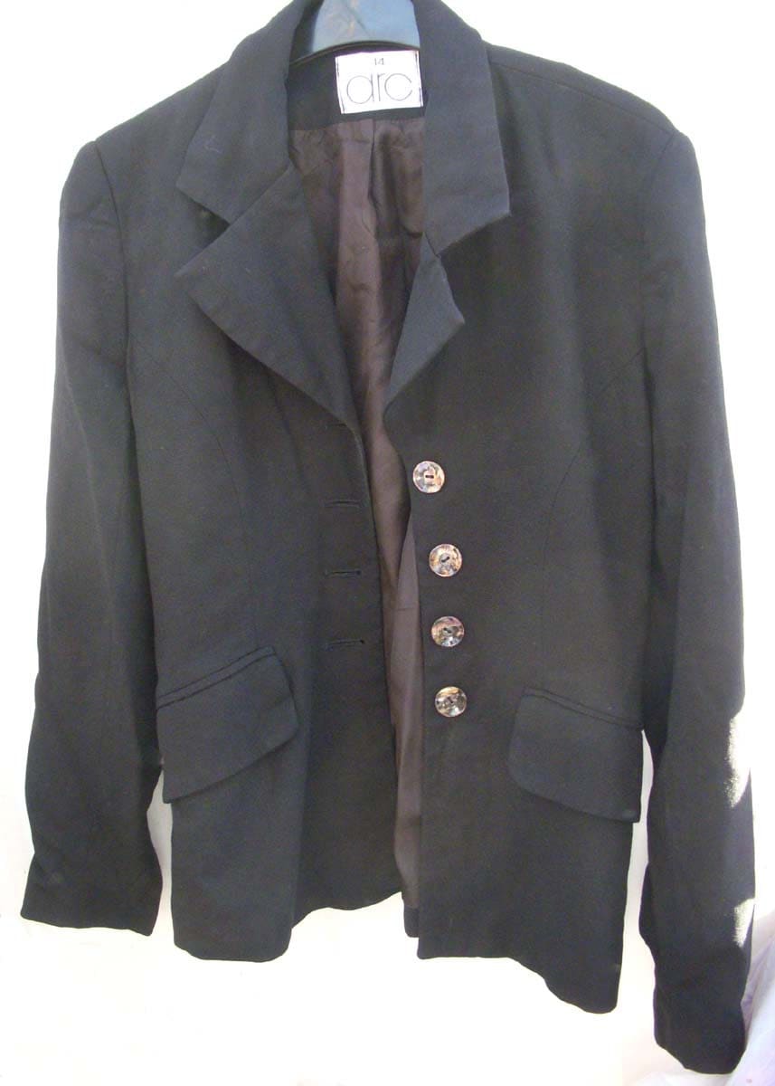stilvolle Schwarze Crepe Herbstjacke, "Arc' Label, Passend Zur Hochzeit, Abendliche Oder Formelle Kleidung, Ca. 1980Er-90Er Jahre, Größe 14 stilvolle Schwarze Crepe Herbstjacke, "Arc' Label, Passend Zur Hochzeit, Abendliche Oder Formelle Kleidung, Ca. 1980Er-90Er Jahre, Größe 14 von BoxV