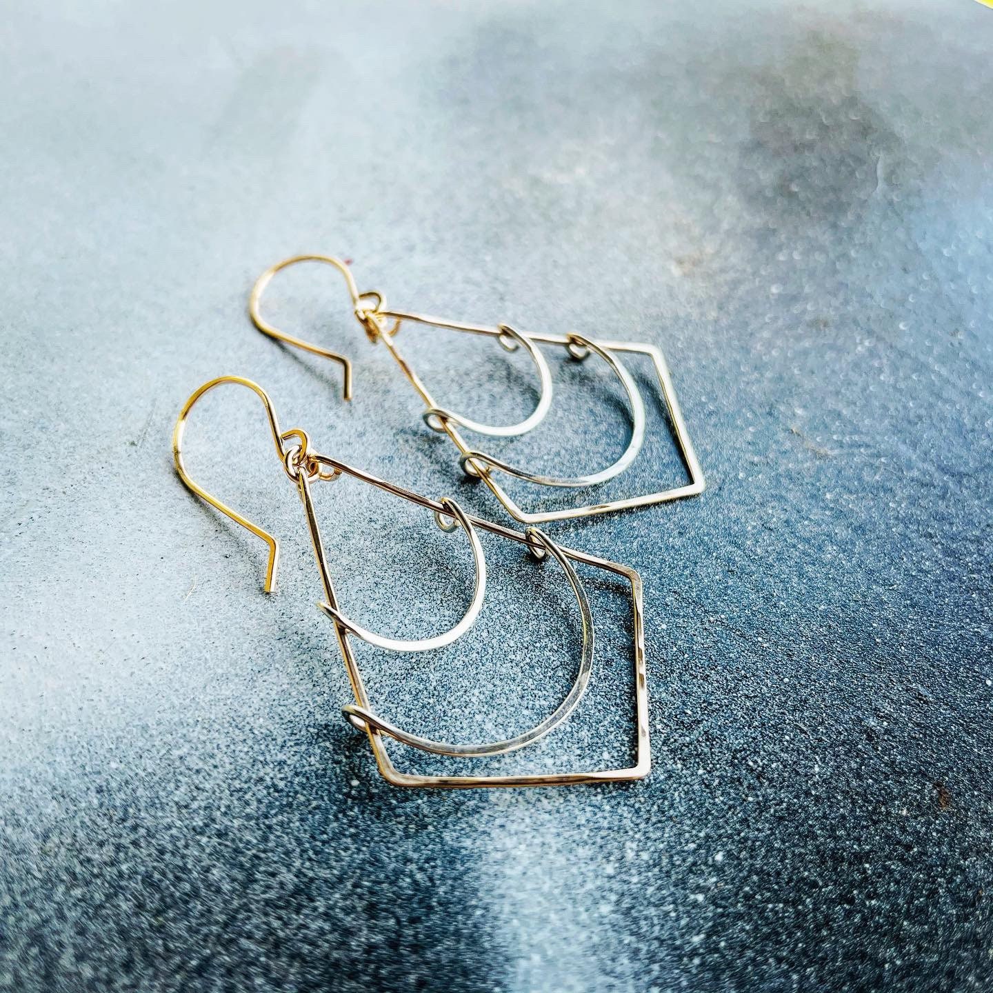 Handgemachte Diamantförmige Ohrringe Gemischte Metalldrähte Handgemachte Diamantförmige Ohrringe Gemischte Metalldrähte von BoxofPearlsbyAmanda