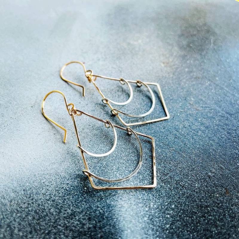 Handgemachte Diamantförmige Ohrringe Gemischte Metalldrähte Handgemachte Diamantförmige Ohrringe Gemischte Metalldrähte von BoxofPearlsbyAmanda