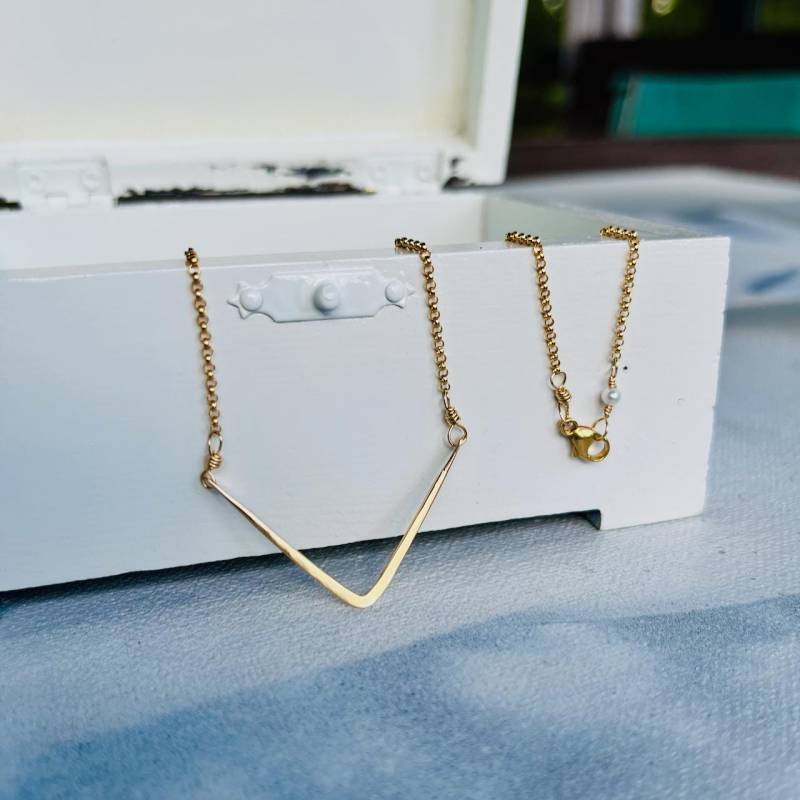 Handmade Chevron Halskette 14K Gold Filled Oder Sterling Silber V Halskette Handmade Chevron Halskette 14K Gold Filled Oder Sterling Silber V Halskette von BoxofPearlsbyAmanda