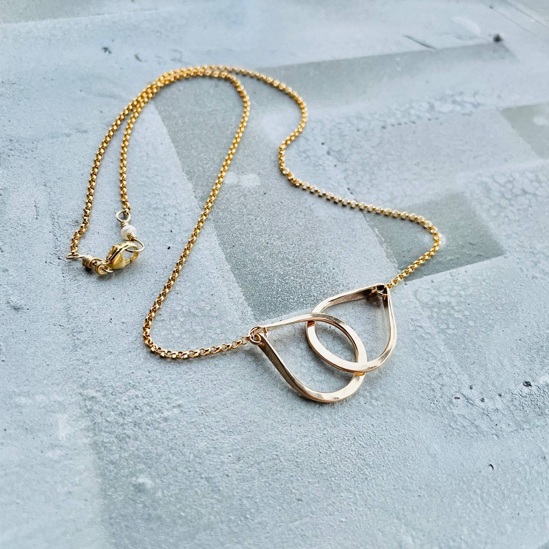 Ineinander Greifende Schleifen Halskette 14K Gold Filled Oder Sterling Silber Gehämmert Ineinander Greifende Schleifen Halskette 14K Gold Filled Oder Sterling Silber Gehämmert von BoxofPearlsbyAmanda