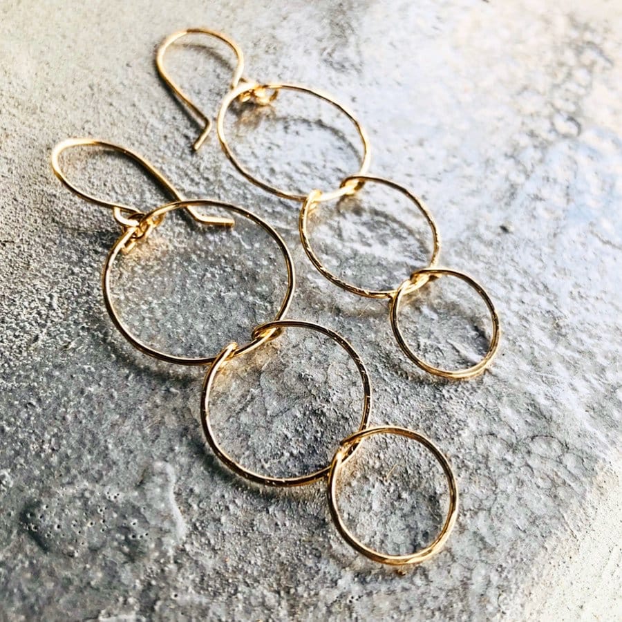 Kaskadenrunde Hängeohrringe 14K Gold Filled Oder Sterling Silber Kaskadenrunde Hängeohrringe 14K Gold Filled Oder Sterling Silber von BoxofPearlsbyAmanda
