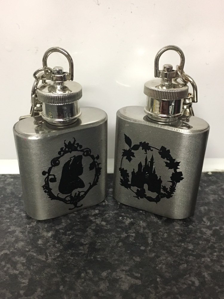Personalisiertes Maßgeschneiderte Mini Hip Flask Schlüsselring Geschenke von BoxofSecretsUK