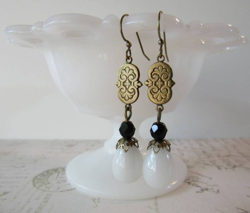 Art-Deco-Glas Milch Baumelt/1920Er Jahren Ohrringe Art-Deco-Glas Milch Baumelt/1920Er Jahren Ohrringe von BoyHowdyClothing