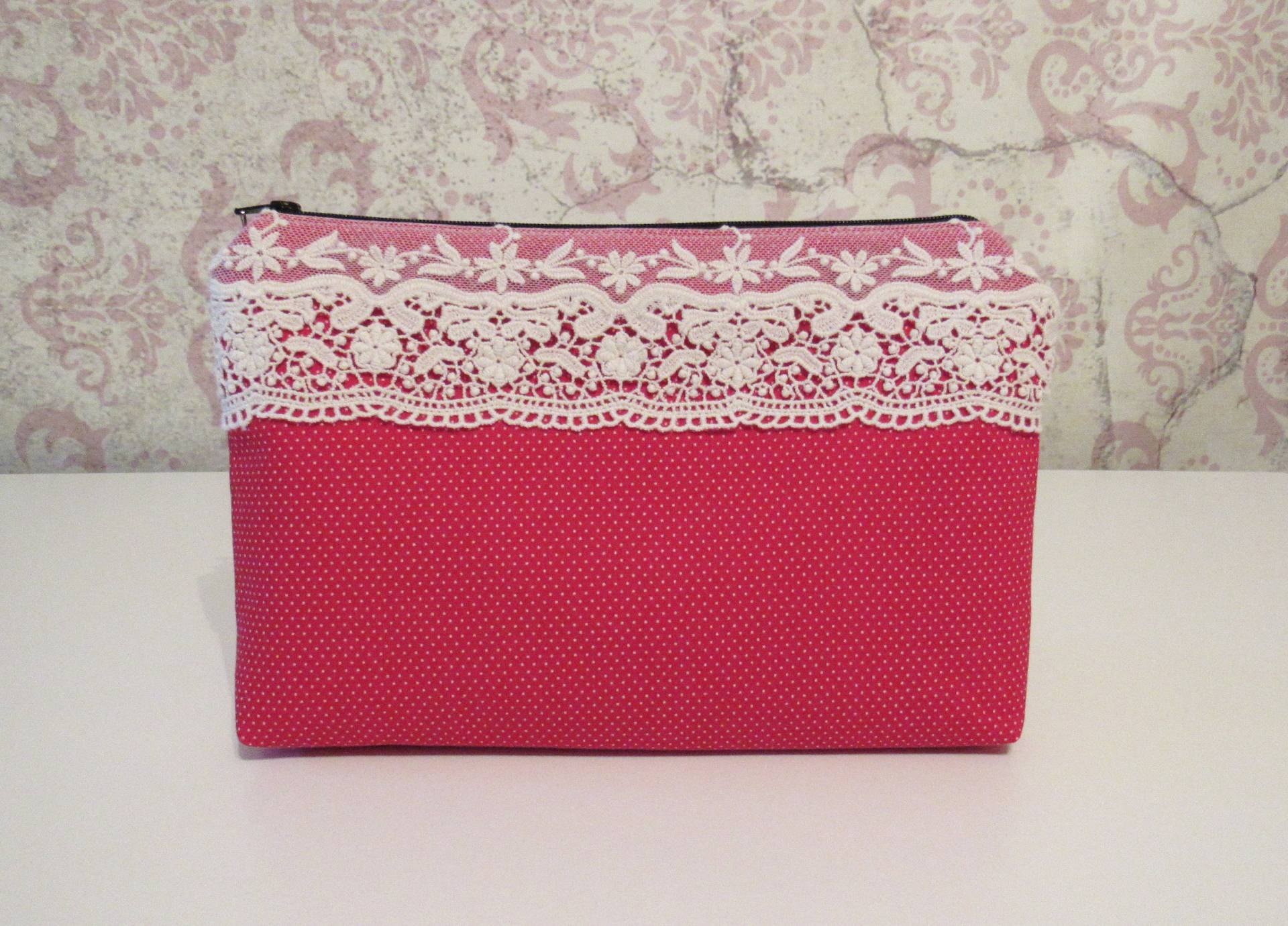 Dottie Umschlag-Reißverschluss-Etui/Rote Punkte & Baumwollspitze Dottie Umschlag-Reißverschluss-Etui/Rote Punkte & Baumwollspitze von BoyHowdyClothing