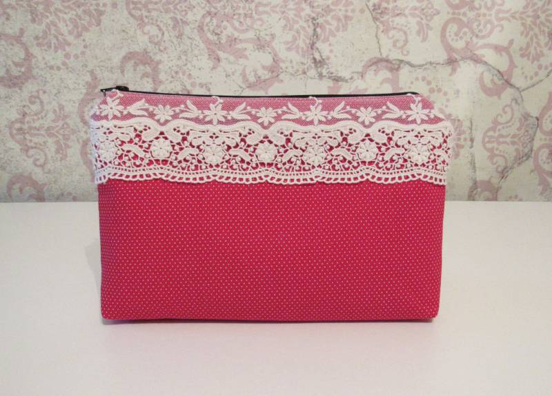 Dottie Umschlag-Reißverschluss-Etui/Rote Punkte & Baumwollspitze von BoyHowdyClothing