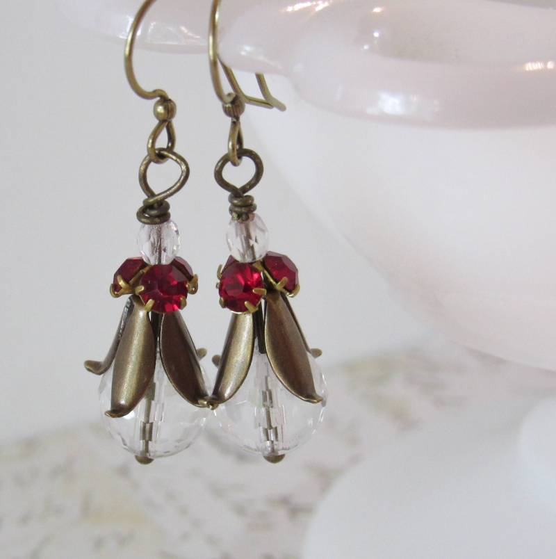 Floral Dew Drop Ohrringe/Ruby Red & Bergkristall von BoyHowdyClothing
