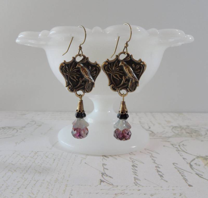 Retro-Vogelohrringe/Messing, Lila, Schwarz von BoyHowdyClothing