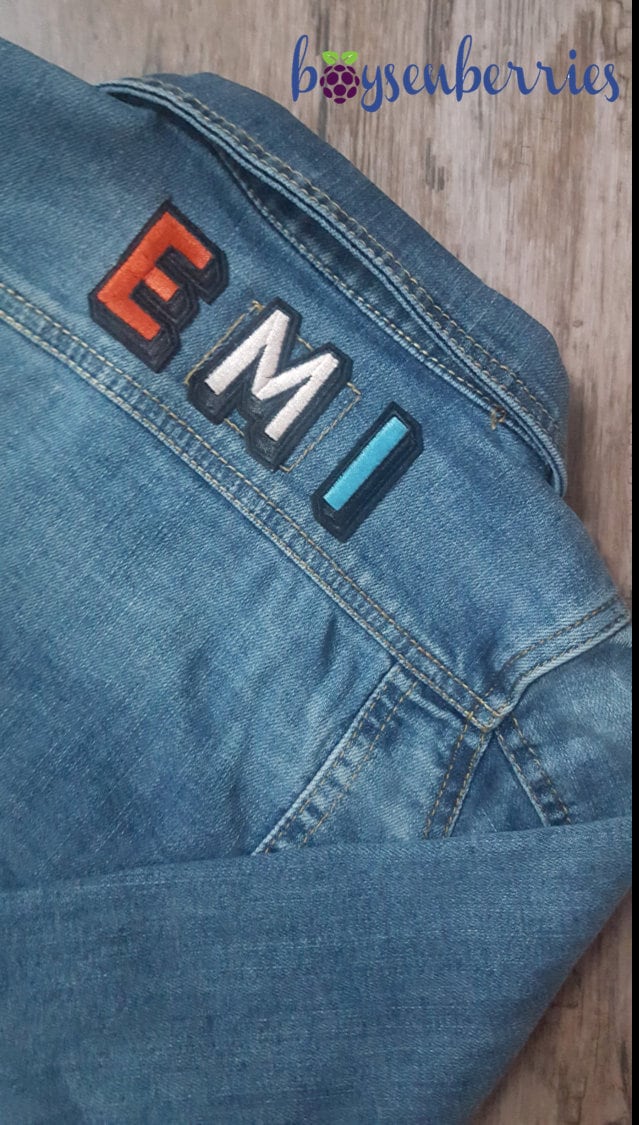 Mädchen Jeansjacke Personalisiert Mit Namen Aufnäher Light Wash von BoysenberriesShop