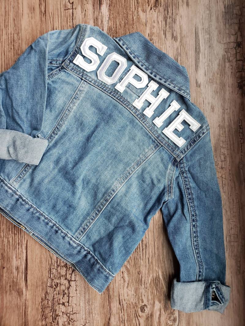 Mädchen Jeansjacke Personalisiert Mit Weißem Namen Aufnäher Light Wash von BoysenberriesShop