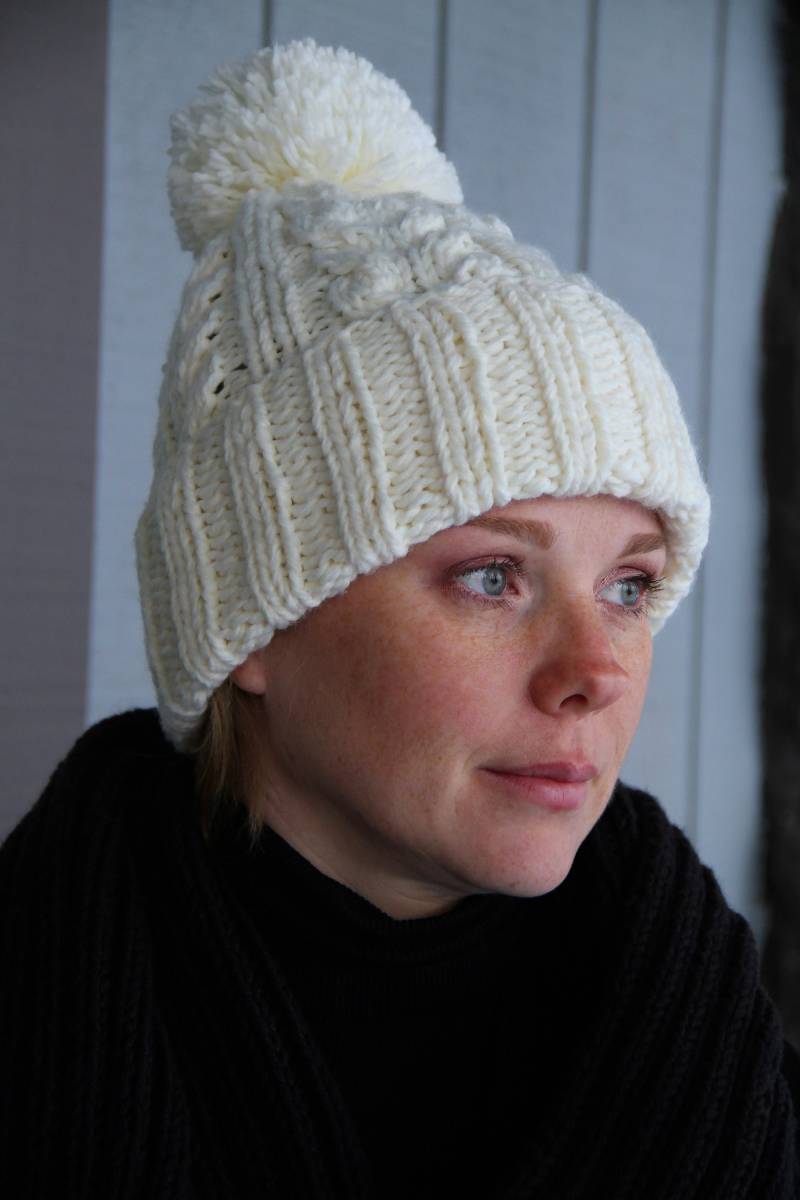 Handgestrickte Slouchy-Mütze Mit Bommel - Weicher, Weißer Damen Hippie-Hut, Gemütlich Und Stilvoll, Warme Handgestrickte Mütze, Perfekt Für von BozhinskiHandMade