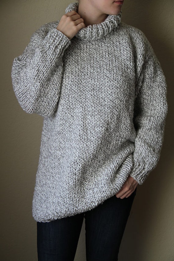 Handgestrickter Oversize Damen Pullover Slouchy Wolle Grau Weiß Blend Rollkragen Strickpullover von BozhinskiHandMade