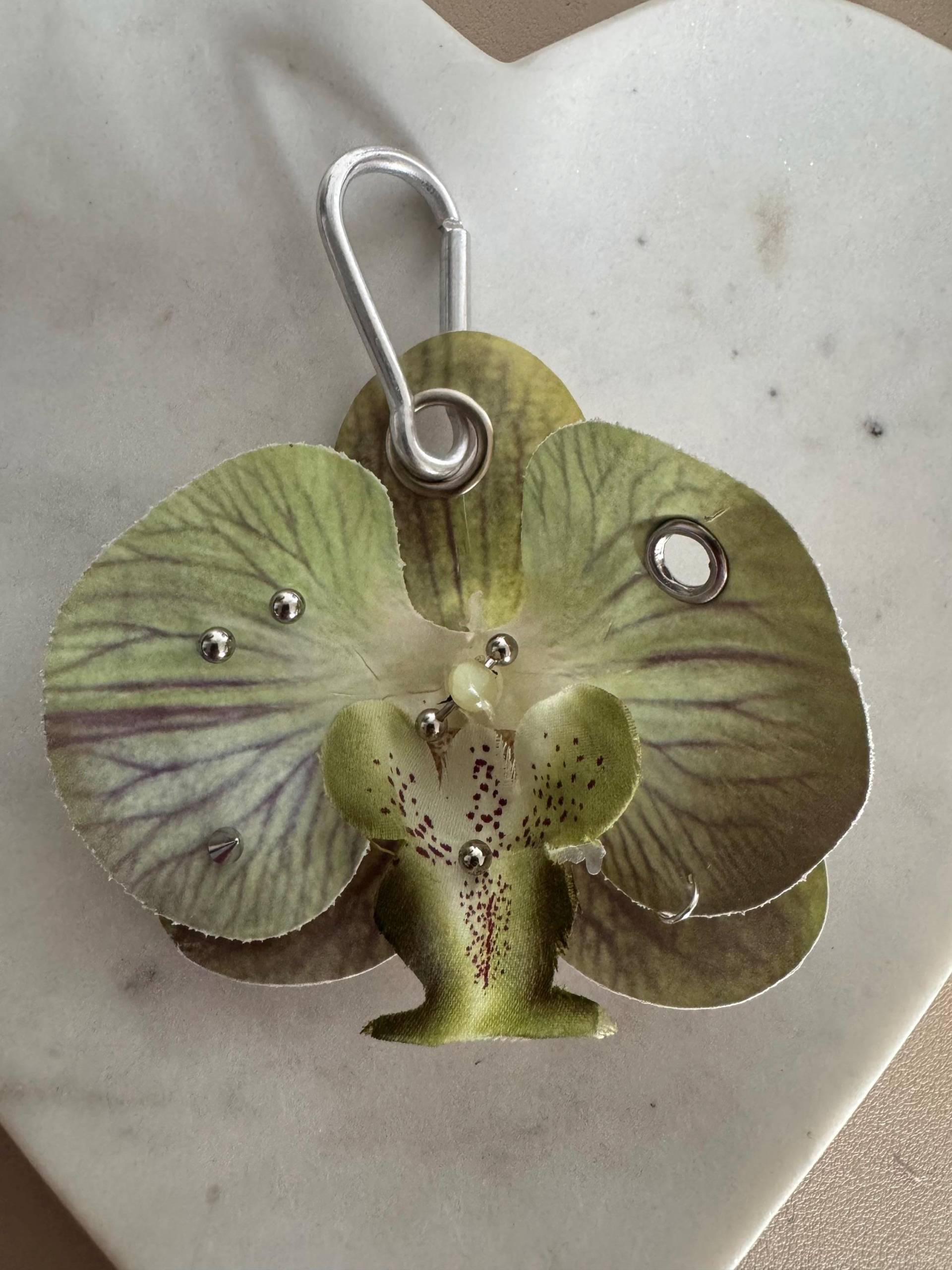 Y2K Key Chain Orchidee Mit Nieten Und Piercings 2000Er Style Y2K Key Chain Orchidee Mit Nieten Und Piercings 2000Er Style von BraceletBlissbyLilli