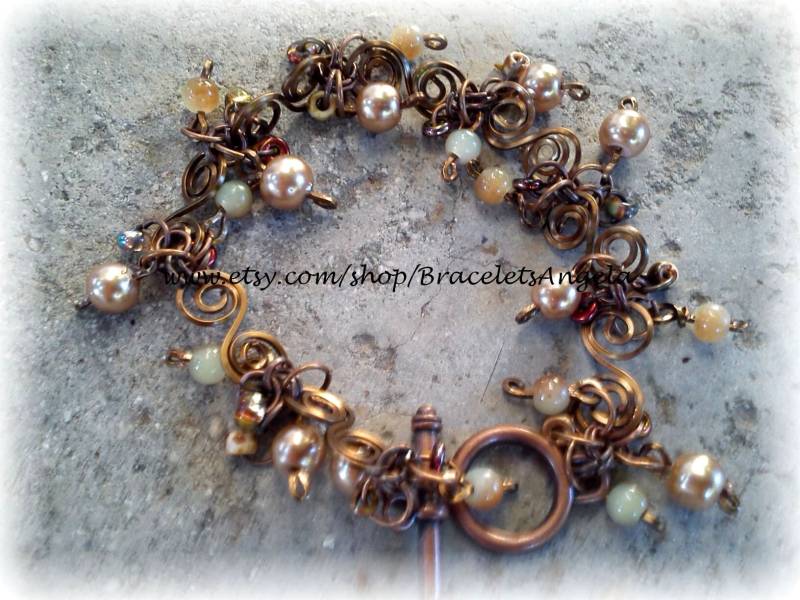 Armband, Handgearbeitet, Armband Aus Draht Mit Perlen-Charms, Knebelverschluss. Das Passt Bis Zu 17 cm Handgelenksumfang | #179 Armband, Handgearbeitet, Armband Aus Draht Mit Perlen-Charms, Knebelverschluss. Das Passt Bis Zu 17 cm Handgelenksumfang | #179 von BraceletsAngela