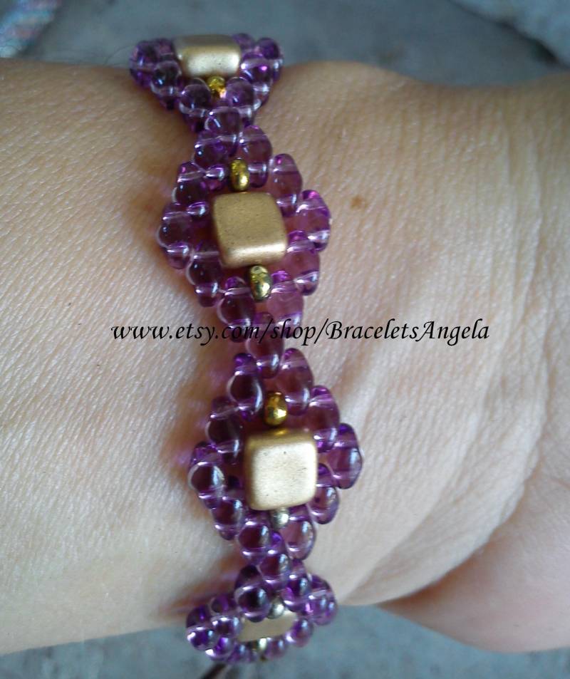 Armband, Handgemachte Perlen, Lila Superduo Gold Fliesen Knebelverschluss. Armband Passen Bis Zu 21 cm | 8 1/4 Zoll Handgelenk. | #243 Armband, Handgemachte Perlen, Lila Superduo Gold Fliesen Knebelverschluss. Armband Passen Bis Zu 21 cm | 8 1/4 Zoll Handgelenk. | #243 von BraceletsAngela