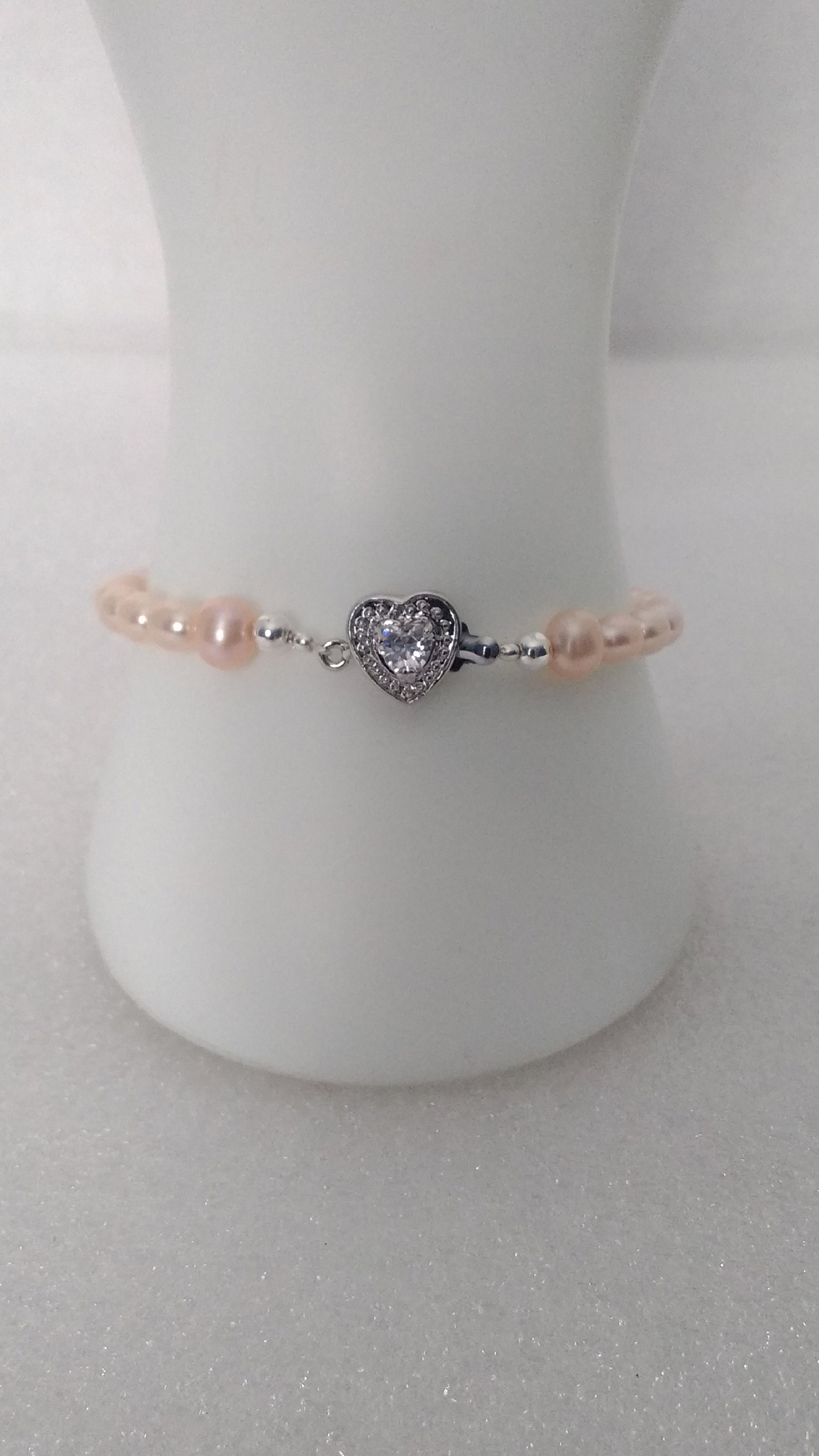 Armband Mit Süßwasserperlen Und Herzverschluss Armband Mit Süßwasserperlen Und Herzverschluss von BraceletsBySharon