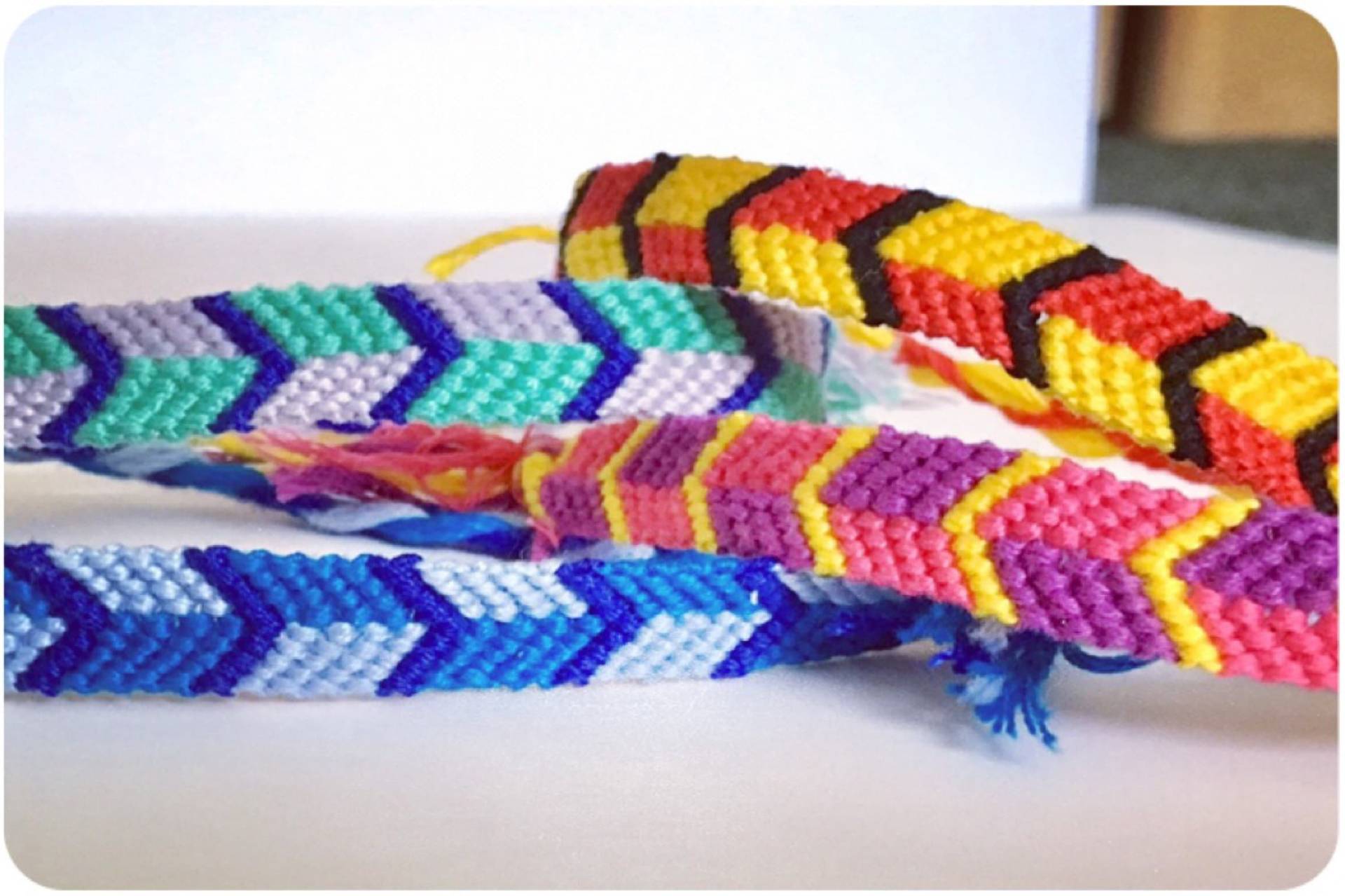 Handgemachtes Jipijapa Freundschafts Armband Leuchtend Gewebtes Pfeil Design Handgemachtes Jipijapa Freundschafts Armband Leuchtend Gewebtes Pfeil Design von BraceletsandBobs