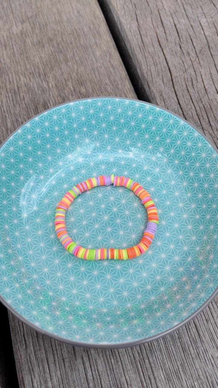 Buntes Tonperlenarmband | Gemischte Farben Handgemachtes Armband Sommerlicher Schmuck Strand-Accessoires von BraceletsbyHolleen