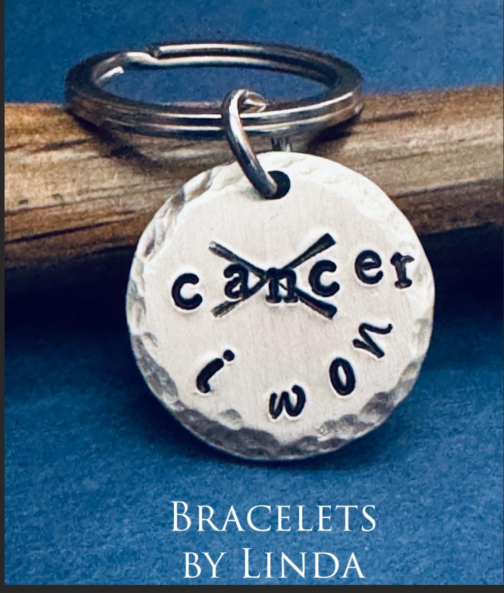 Krebs Meilenstein Token, Ich Besiege Krebs, Überlebendes Geschenk, Handgestempelter Taschentoken, Golf Marker, Schlüsselring, Halskette, Heilen Krebs Meilenstein Token, Ich Besiege Krebs, Überlebendes Geschenk, Handgestempelter Taschentoken, Golf Marker, Schlüsselring, Halskette, Heilen von BraceletsbyLinda