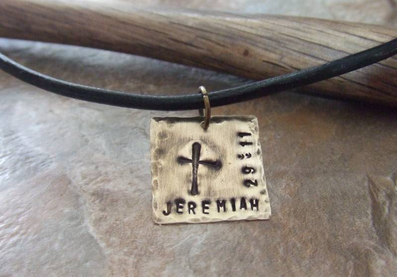 Kreuz Halskette, Handstamped Kreuz, Robuste Schrift, Bibel-Vers-Kette, Erste Kommunion Konfirmation von BraceletsbyLinda