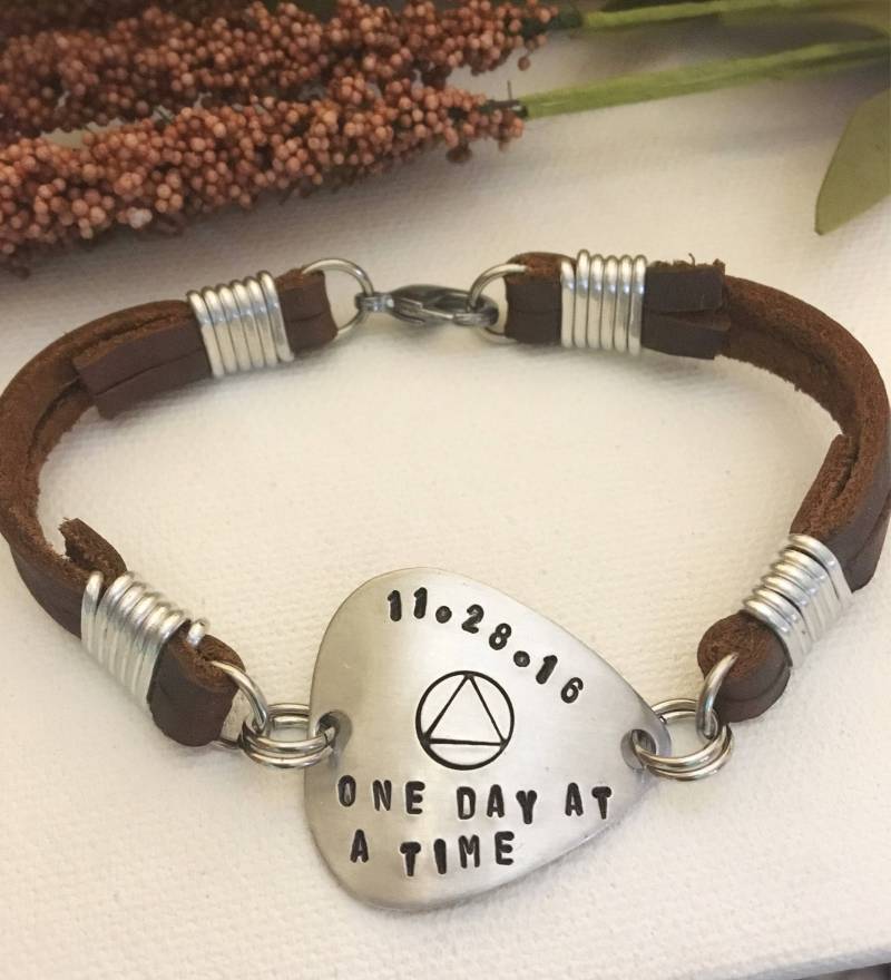 Personalisiertes Lederarmband, Aa Symbol Armband, One Day At A Time Recovery Serenity Sobriety Milestone Date Odaat Personalisiertes Lederarmband, Aa Symbol Armband, One Day At A Time Recovery Serenity Sobriety Milestone Date Odaat von BraceletsbyLinda