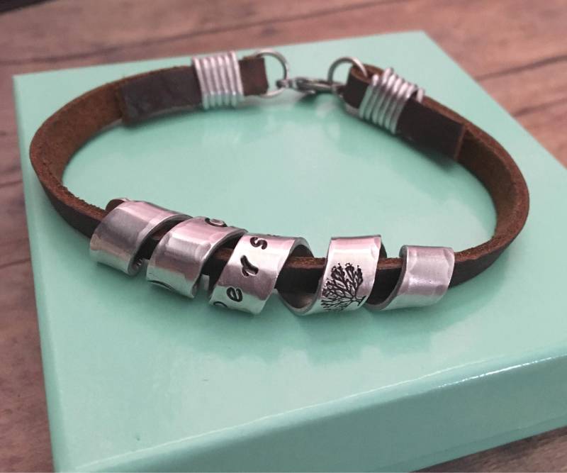 Schriftrolle Armband, Spirale Nachricht, Personalisierte Lederarmband, Versteckte Nachricht Geheime Geschenk Für Ihn Her von BraceletsbyLinda