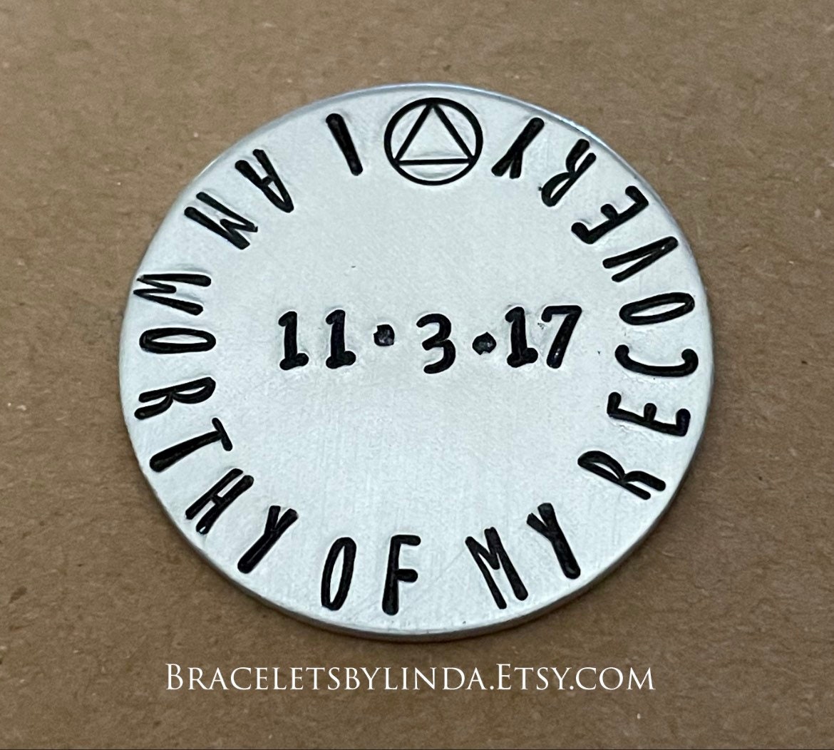 Sobriety Token, Personalisiertes Taschen Token, Ich Bin Würdig Meiner Genesung, Münze, Aa Jahrestag Geschenk, Recovery Medaillon Sobriety Token, Personalisiertes Taschen Token, Ich Bin Würdig Meiner Genesung, Münze, Aa Jahrestag Geschenk, Recovery Medaillon von BraceletsbyLinda