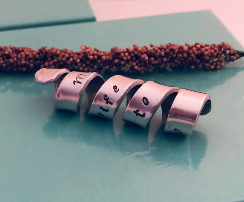 Versteckte Nachrichtenspirale - Handgestempelte Geheime Fügen Sie Ihrem Eigenen Schmuck Hinzu Spiralrolle Personalisierter Benutzerdefinierter Text Versteckte Nachrichtenspirale - Handgestempelte Geheime Fügen Sie Ihrem Eigenen Schmuck Hinzu Spiralrolle Personalisierter Benutzerdefinierter Text von BraceletsbyLinda