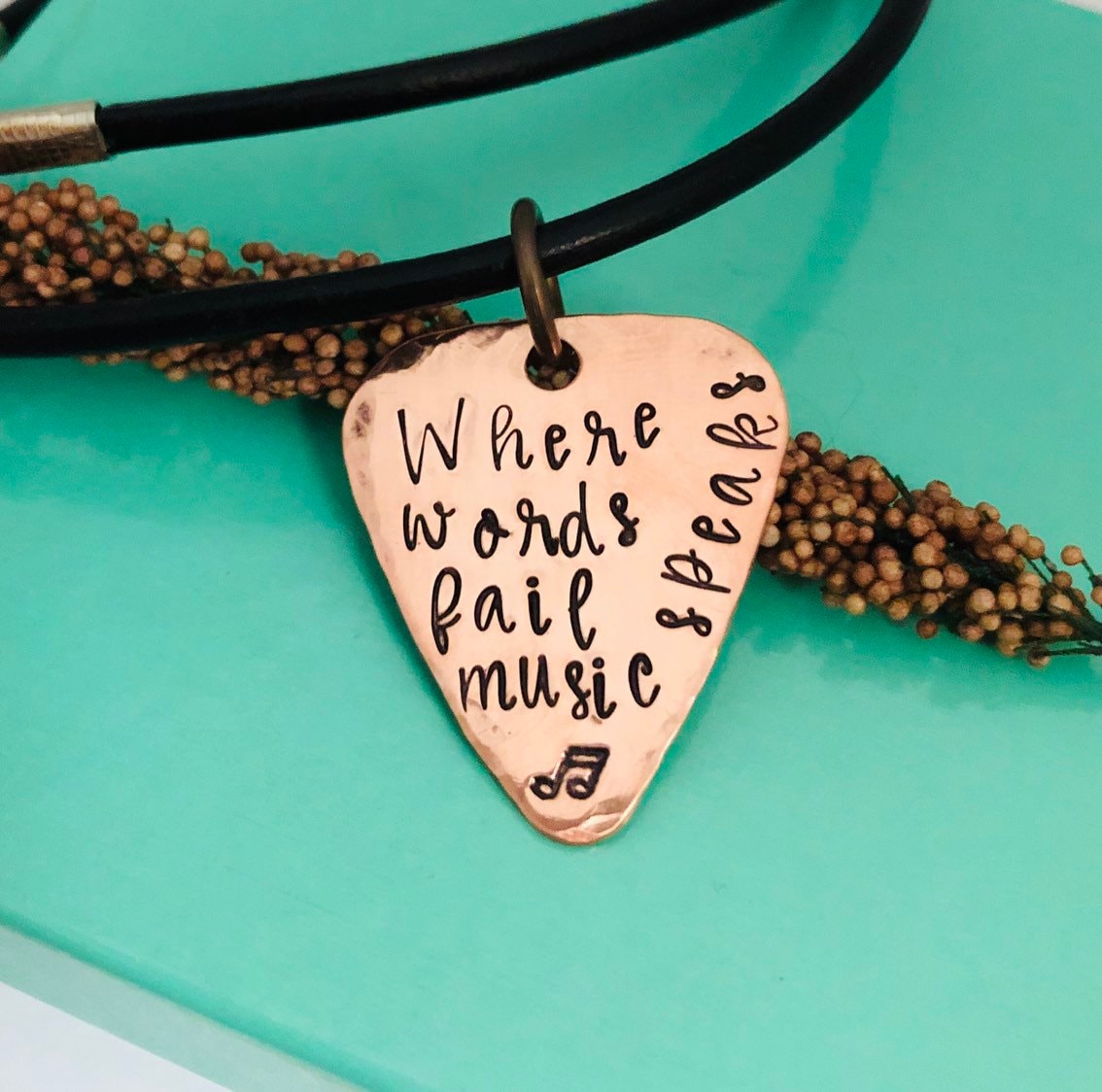 Where Words Fail Music Speaks, Gitarrenauswahl Halskette, Schmuck, Musik Handgestempelte Gitarrenauswahl, Musiker Geschenk, Gitarrist Where Words Fail Music Speaks, Gitarrenauswahl Halskette, Schmuck, Musik Handgestempelte Gitarrenauswahl, Musiker Geschenk, Gitarrist von BraceletsbyLinda