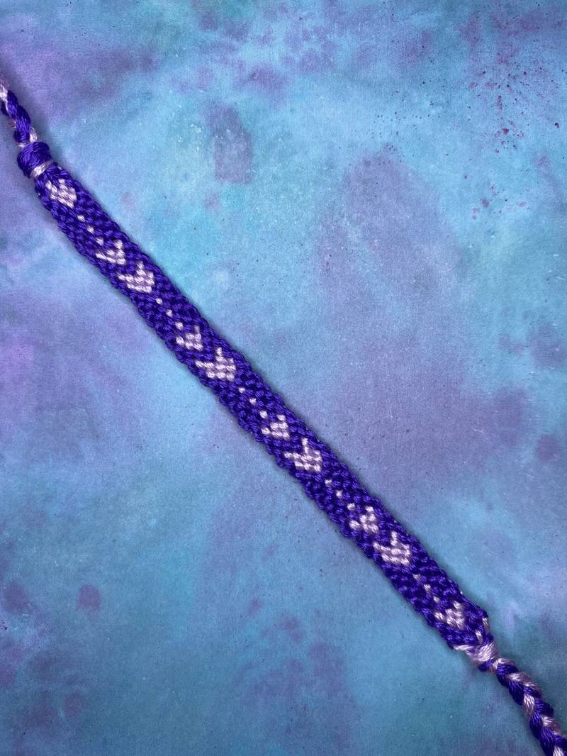 Lila Pfeil Freundschaft Armband | Handgemachte Makramee Schmuck von BraceletsbyLizard