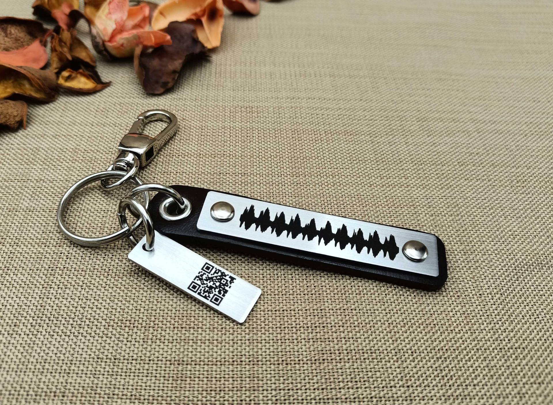 Individueller Herzschlag Schlüsselanhänger Aus Leder Ekg-Welle, Qr-Code Graviert von Braceletshomme