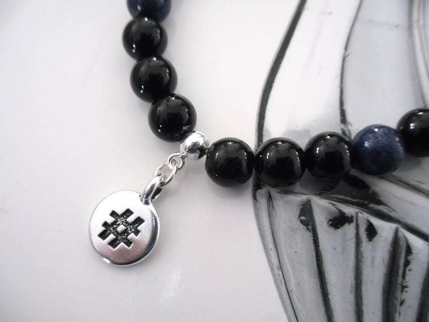 Geek, Twitter-Hashtag, Hashtag, Schwarze Perlen Silber Charm Armband Onyx, Blauen Lapislazuli Geek, Twitter-Hashtag, Hashtag, Schwarze Perlen Silber Charm Armband Onyx, Blauen Lapislazuli von Braceletshommes