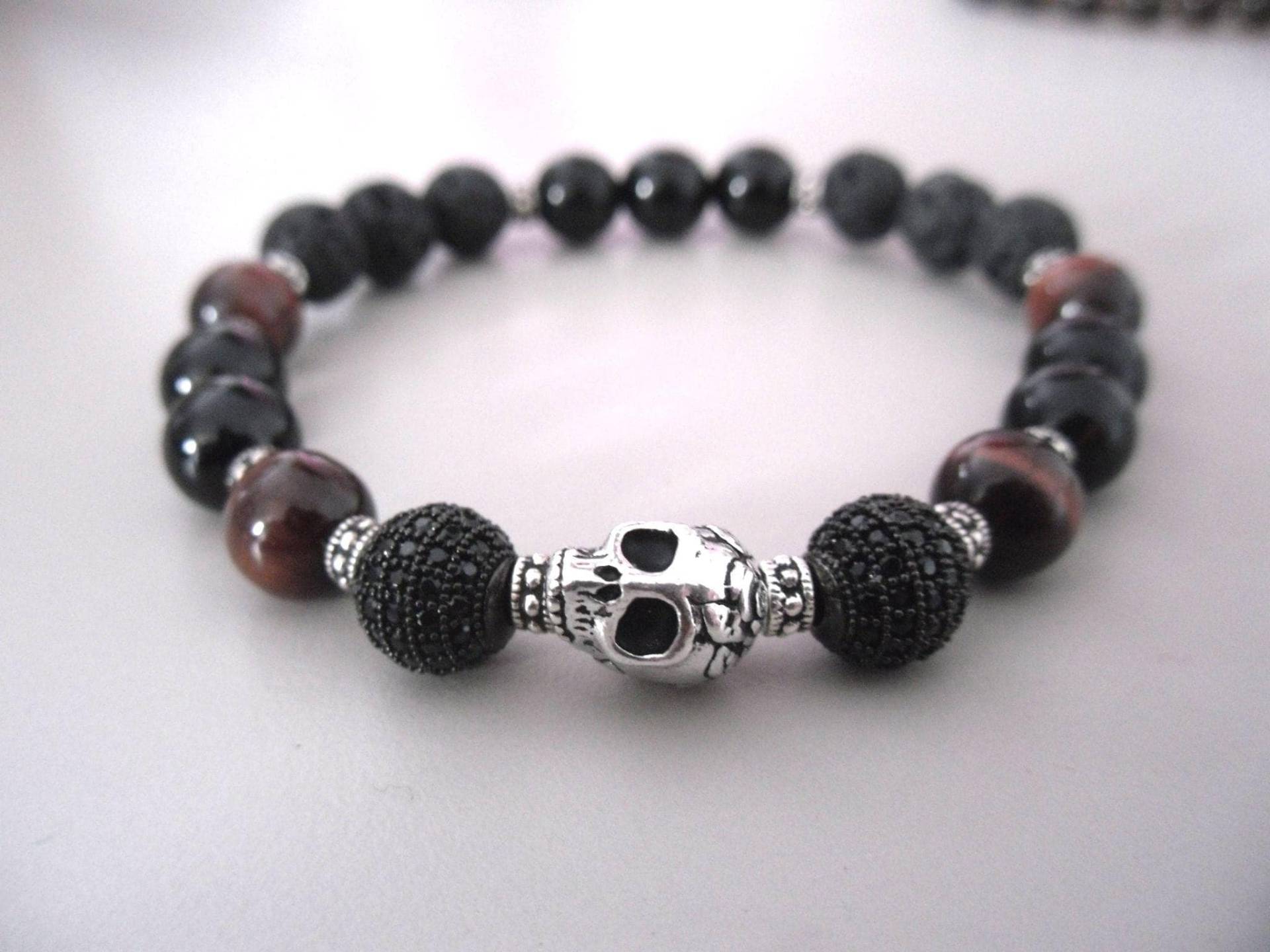 Schickes Armband, Gemischt, Für Herren Oder Damen, Silberner Totenkopf, Rote Tigeraugenperlen - Schwarze Kristallperlen, Lava Schickes Armband, Gemischt, Für Herren Oder Damen, Silberner Totenkopf, Rote Tigeraugenperlen - Schwarze Kristallperlen, Lava von Braceletshommes