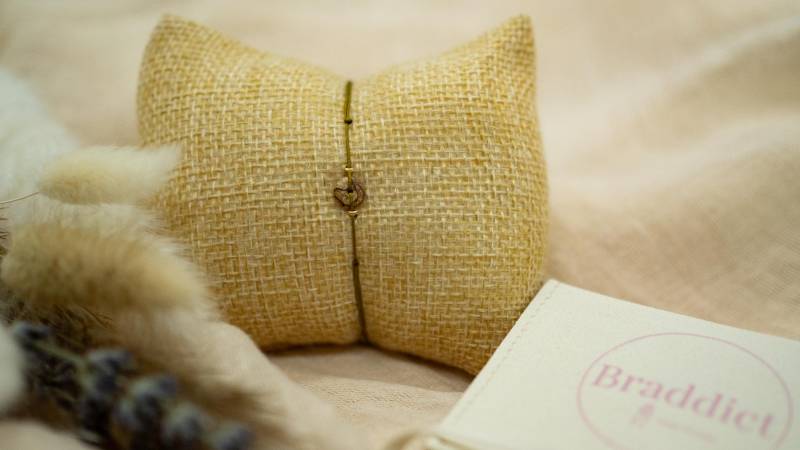 Handmade "Circle Of Soul" Bracelet in Earth Yellow With Picture Stone & Gold Stainless Steel von BraddictOnlineShop