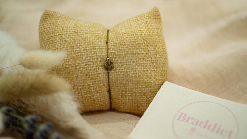 Handmade "Circle Of Soul" Bracelet in Earth Yellow With Picture Stone & Silver Stainless Steel von BraddictOnlineShop