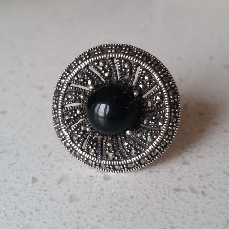 Außergewöhnlicher Vintage Ring Aus Sterling Silber, Onyx Und Markasiten Außergewöhnlicher Vintage Ring Aus Sterling Silber, Onyx Und Markasiten von BragsAndRelics
