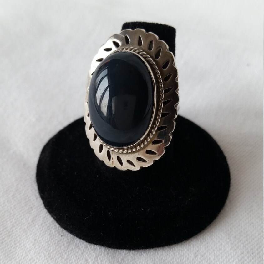 Wunderschöner Sterling Taxco Mexico Damenring Mit Filigranem Montagedetail Und Grünem Onyxcabochon Wunderschöner Sterling Taxco Mexico Damenring Mit Filigranem Montagedetail Und Grünem Onyxcabochon von BragsAndRelics