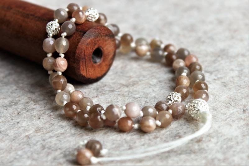 Armband, Hand Mala, Bunter Mondstein Mit 925 Silber, Größenverstellbar Schiebeverschluss von BrahmandaMala