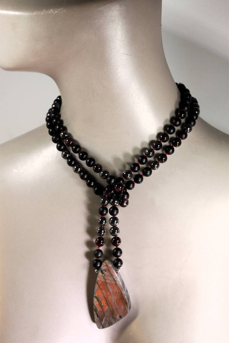 Mala Kette Granat, Onyx, Hämatit, Ausgefallener Labradorit Anhänger von BrahmandaMala