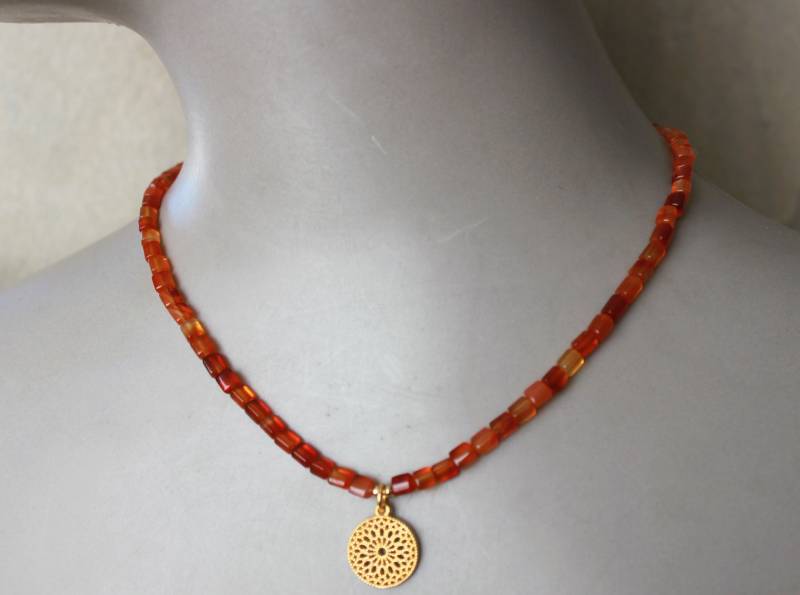 Red & Fire - Necklace Aus Farbintensivem, Unbehandeltem Karneol Mit Einem Zierlichen Anhänger 925 Silber 24Ct, Goldplattiert von BrahmandaMala
