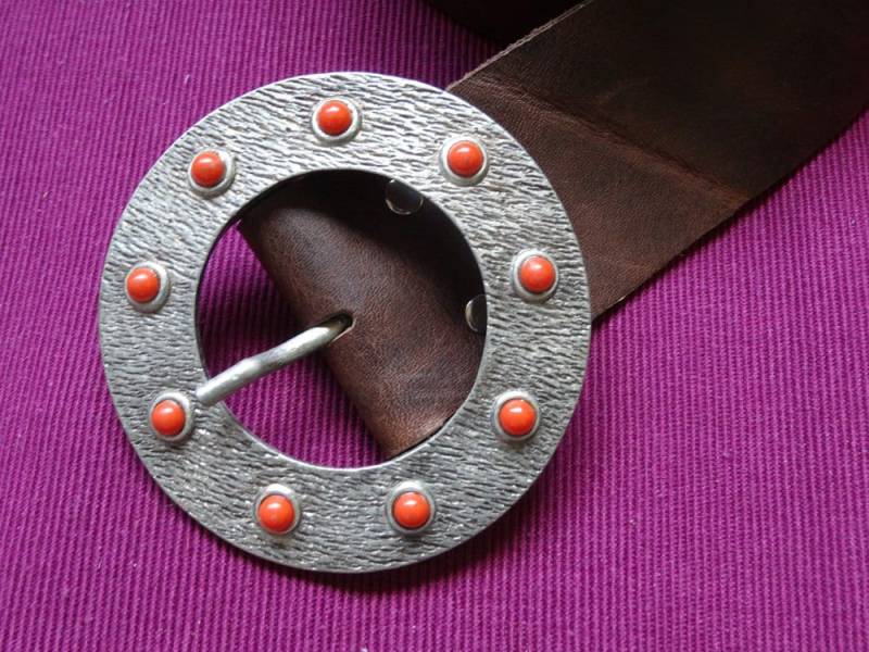 Brauner Gürtel Mit Runder Schnalle Und Roten Details von Brahmawear