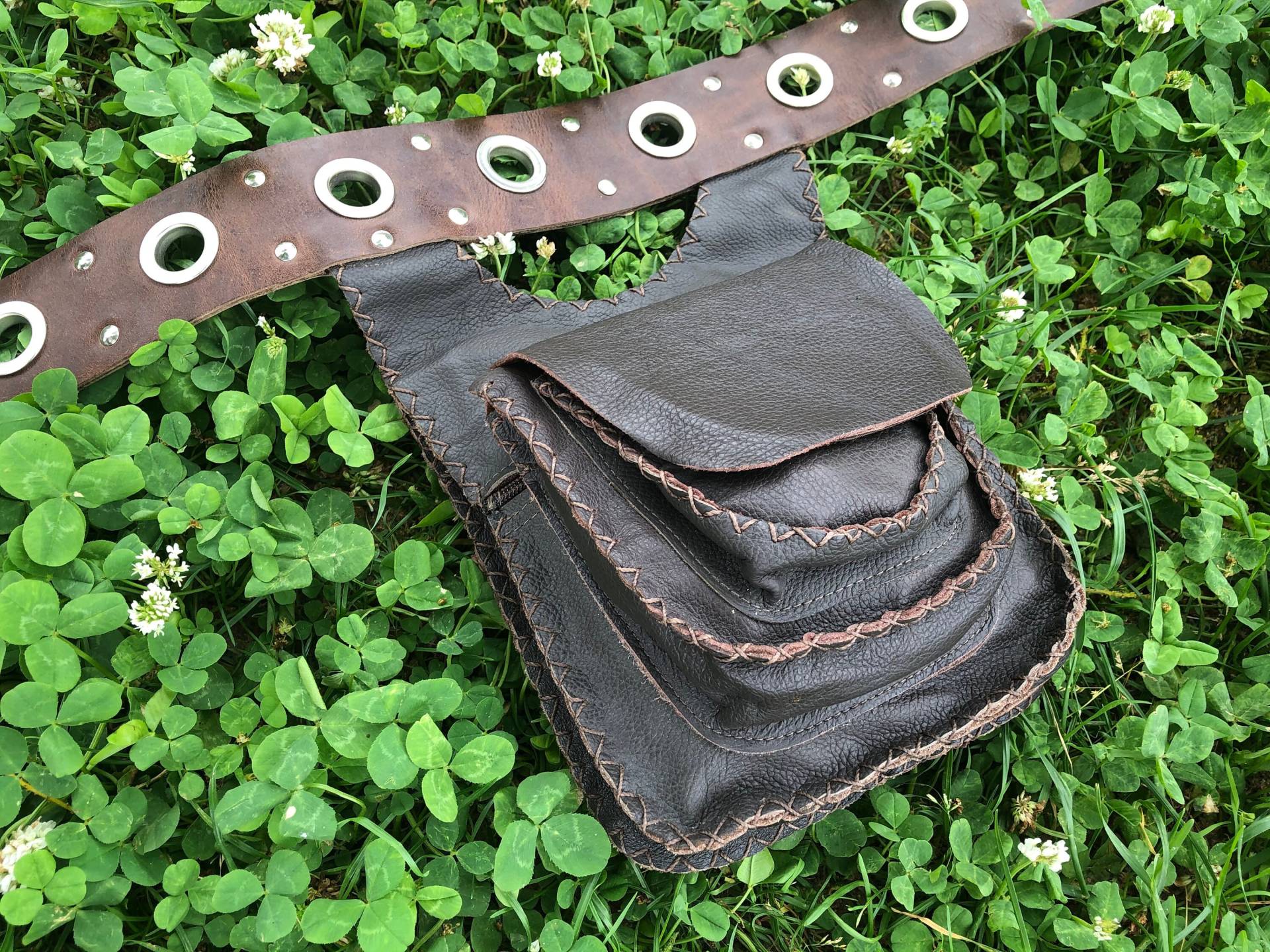Brauner Leder-Gürtel Mit Fünf Taschen Silber Nieten Details - Festival Gürtel Mehreren Brennender Mann von Brahmawear