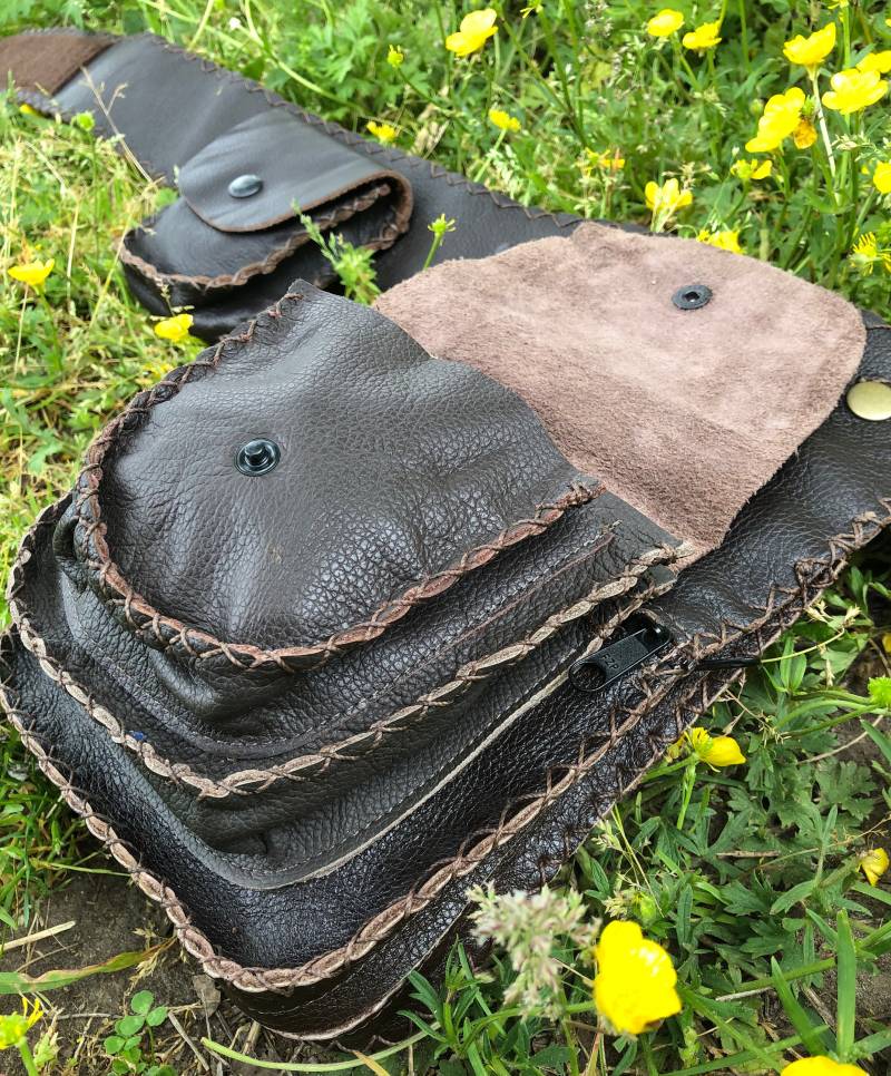 Funktioneller Brauner Ledergürtel Mit Sicheren Taschen - Hüfttasche Reisegürtel Aus Leder Festivalgürtel Bauchtasche von Brahmawear